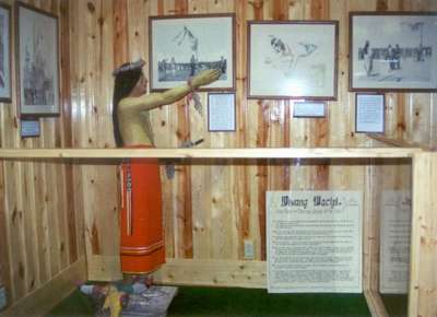 Ekspozycja po�wi�cona Ta�cowi S�o�ca w Muzeum Crazy Horse'a. Foto Co. Alicja Sordyl 2001