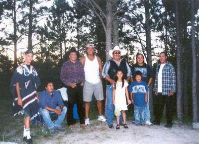 Zalozyciele i mlodzi wychowankowie Dakota Youth Project z Pine Ridge. Foto Co. Alicja Sordyl 2001