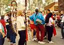 Uczestnicy witego Biegu Europa '90 zbieraj si przed Muzeum w Owicimiu do dalszego biegu