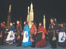 cz�onkowie Chickasaw Indian Dance Troupe podczas ceremonii honoruj�cej pierwszego tubylczego astronaut� w Osrodku Kosmicznym im. Kennedy'ego w Cape Canaveral na Florydzie, 10.11.2002. AP Photo/Paul Kizzle