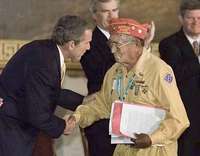 Prezydent George W. Bush osobi�cie odznaczy� czterech z pi�ciu �yj�cych nawajskich szyfrant�w