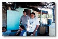 Louise Benally z rodzin� po zako�czeniu Ta�ca S�o�ca w Obozie Anny Mae Aquash w Big Mountain. Photo credit: Brenda Norrell, 'Indian Country Today'