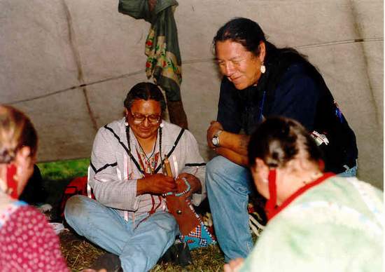 Karolina i Viktorio podczas ceremonii slubnej w tradycji Indian Blackfeet