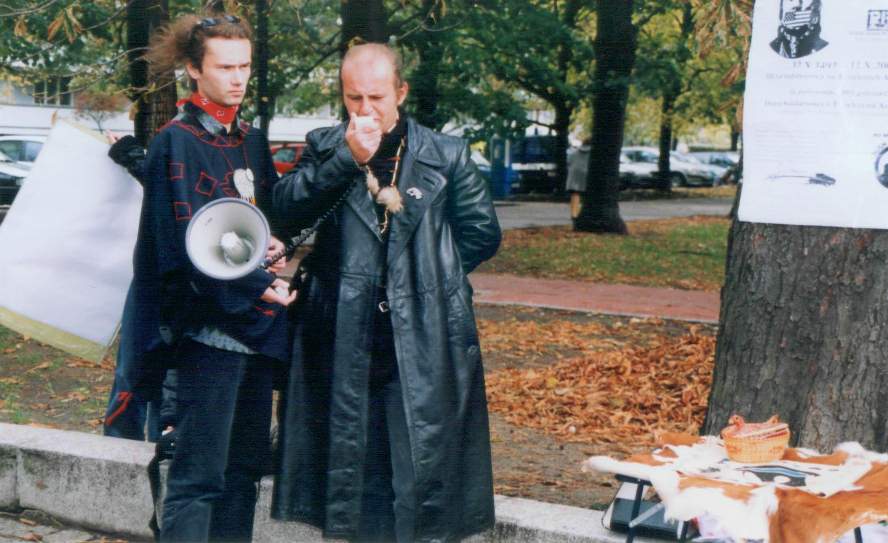 r1.jpg (69080 bytes)