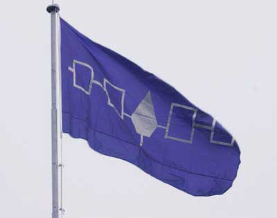 Flaga Konfederacji Irokezw nad Szko Narodu Onondagw w ich rezerwacie w stanie Nowy Jork