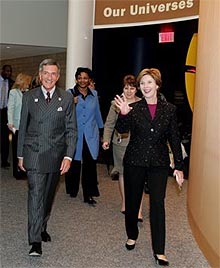 Dyrektor NMAI Richard West oprowadza Pierwsz Dam Laur Bush w dniu jej urodzin po Narodowym Muzeum Indian Amerykaskich