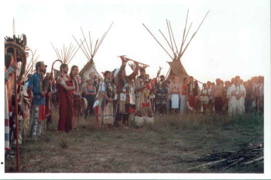 foto Co. DRK 2001, SAT-OKH w�a�nie otrzyma� staff, symbol podzi�kowania od tradycyjnych Stowarzysze� za jego wk�ad w rozw�j Ruchu Przyjaci� Indian w POlsce
