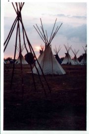 foto Co. DRK 2001, tipi wieczorem...