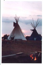 foto Co. DRK 2001, tipi wieczorem...